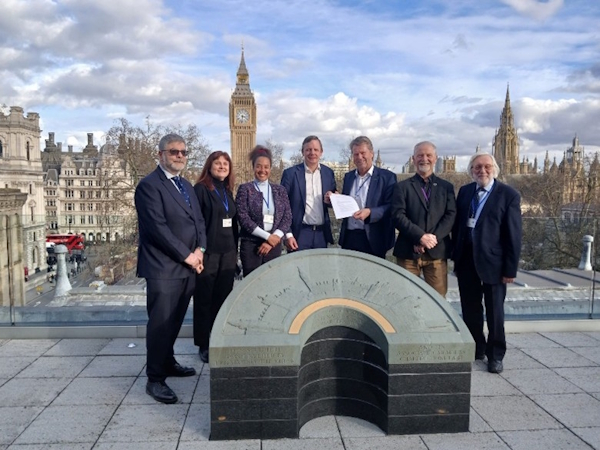 Memorandum of Understanding between FIG Commission 9 and the International Valuation Standards Council (IVSC) Memorandum of Understanding between FIG Commission 9 and the International Valuation Standards Council (IVSC)